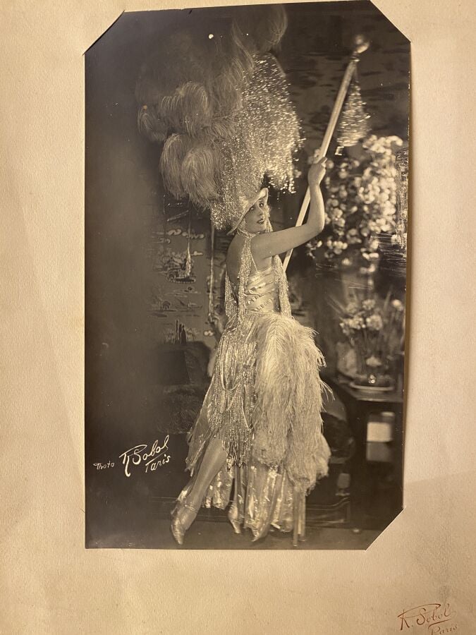 MISTINGUETT. Important ensemble de documents photographiques et programmes, par…