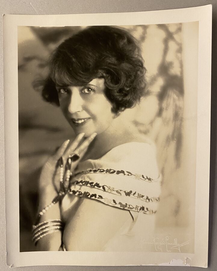 MISTINGUETT. Important ensemble de documents photographiques et programmes, par…