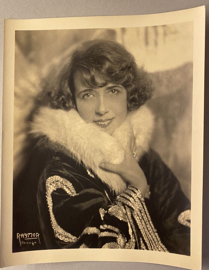 MISTINGUETT. Important ensemble de documents photographiques et programmes, par…