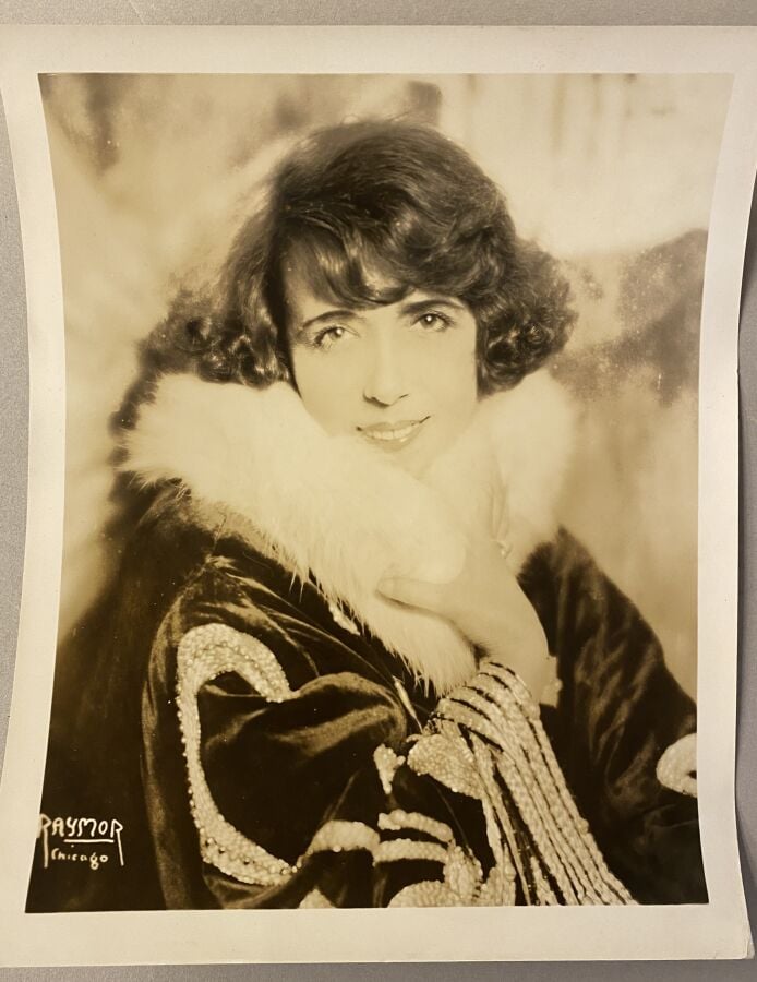 MISTINGUETT. Important ensemble de documents photographiques et programmes, par…