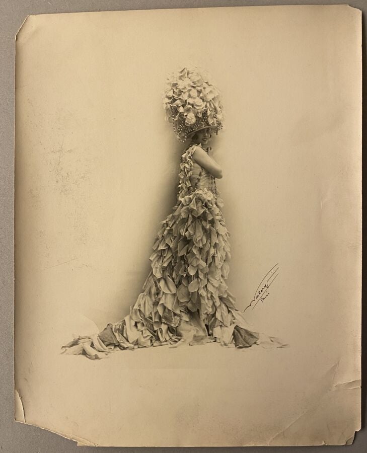 MISTINGUETT. Important ensemble de documents photographiques et programmes, par…