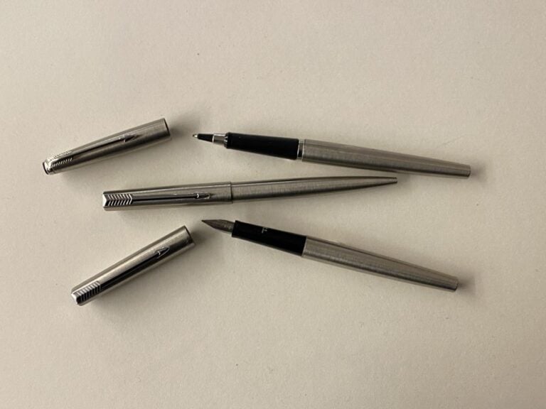 PARKER - Lot de 3 stylos en métal brossé : - - deux stylos bille et un stylo pl…