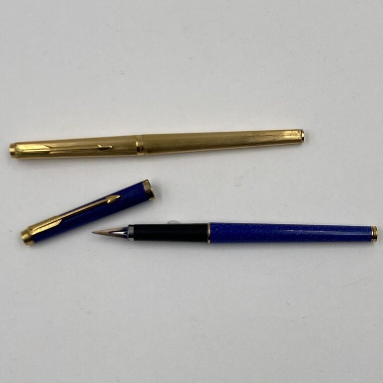 PARKER - Stylo plume laqué bleu lapis lazuli, plume en or (750 ‰). Poids brut :…