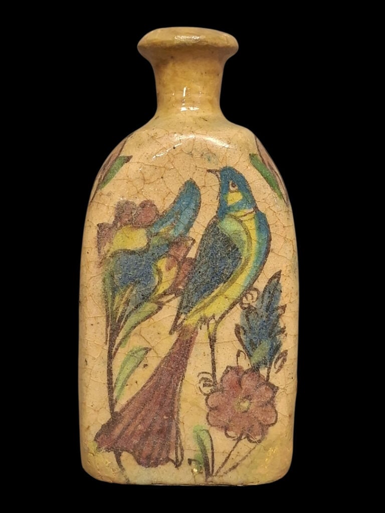 PERSE - Vase bouteille triangulaire en faïence polychrome à décor d'oiseaux, da…