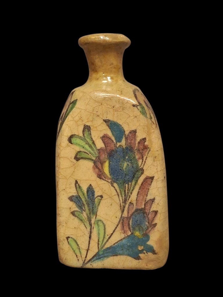 PERSE - Vase bouteille triangulaire en faïence polychrome à décor d'oiseaux, da…