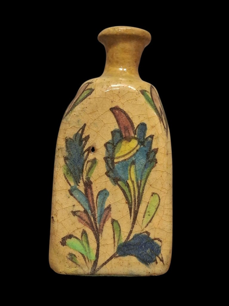 PERSE - Vase bouteille triangulaire en faïence polychrome à décor d'oiseaux, da…