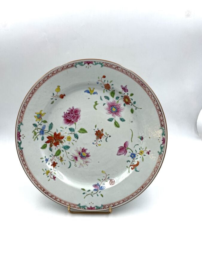 Série de 7 ASSIETTES en porcelaine "Compagnie des Indes" - Fêles, égrenures - D…