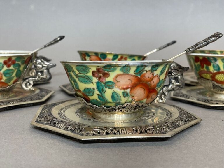Service à thé comprenant : 6 tasses en porcelaine polychrome à décor de végétau…