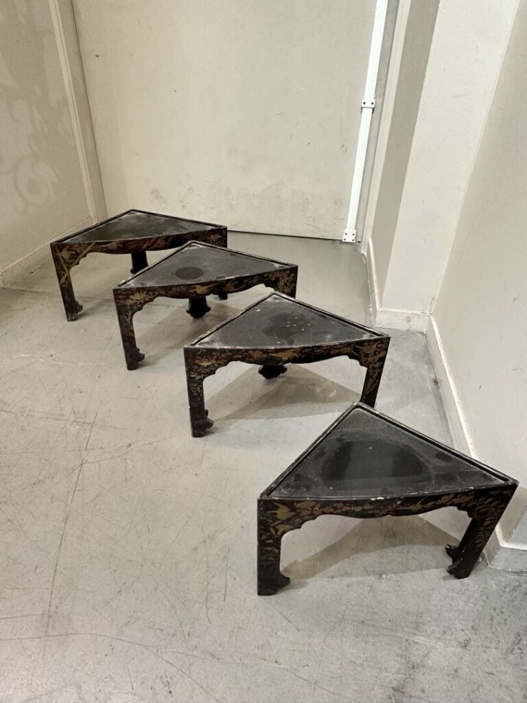 Suite de quatre petites tables gigognes tripodes formant encoignures en bois la…