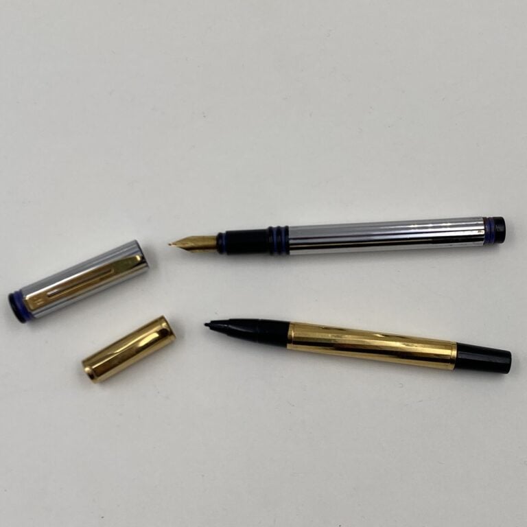 WATERMAN - Lot comprenant un stylo bille en métal doré et un stylo plume en mét…