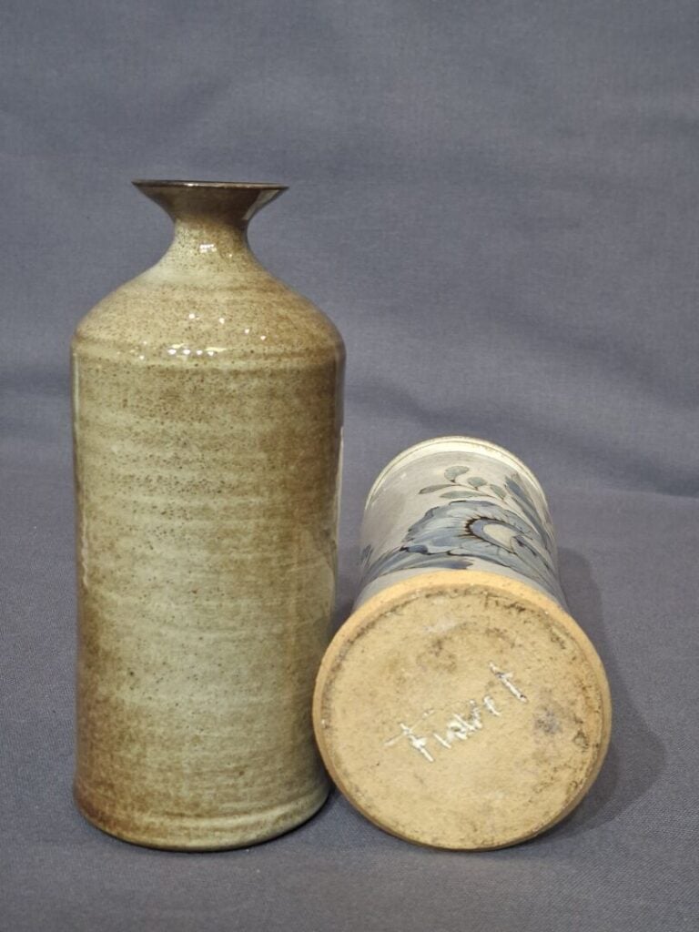 Alain FIEVET - Lot de 2 vases en céramique émaillée à décor de fleurs et végéta…