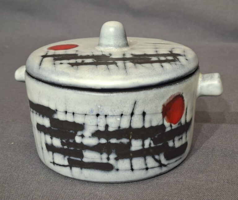 Alain MAUNIER à VALLAURIS - Pot couvert en céramique émaillée gris, noir et rou…
