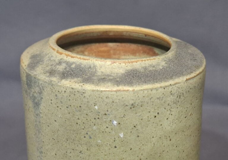 Alain RECH (né en 1936) - Vase rouleau en terre cuite vernissée beige - Signé e…