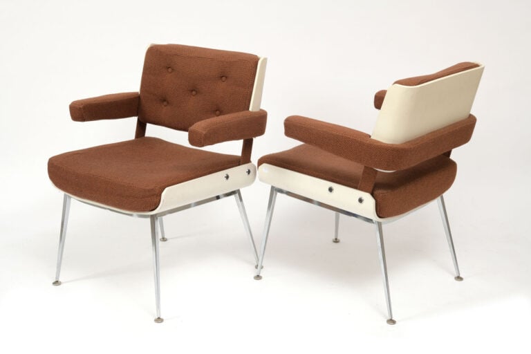 Alain RICHARD (1916-2017) - Paire de fauteuils à coque en bois thermoformé laqu…