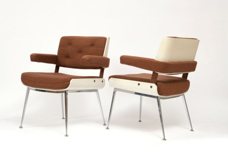 Alain RICHARD (1916-2017) - Paire de fauteuils à coque en bois thermoformé laqu…