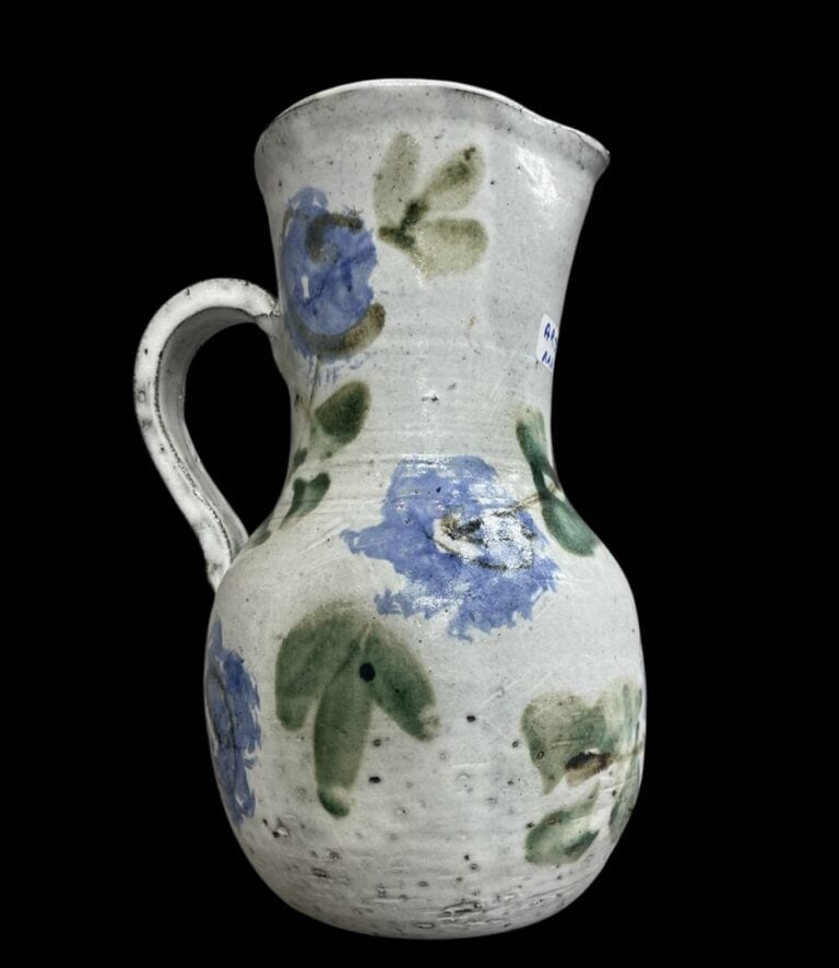 Albert THIRY (1932-2009) - Pichet en céramique émaillée à décor de fleurs bleue…