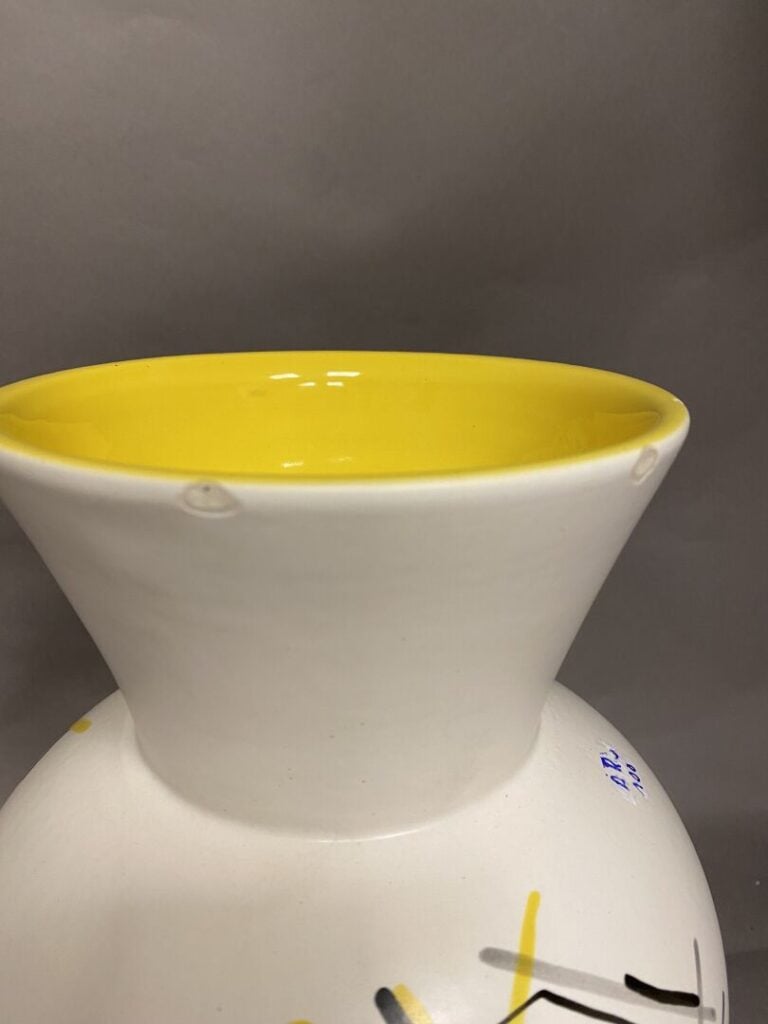 André BAUD (1903-1986) à VALLAURIS - Vase en céramique émaillée à décor abstrai…