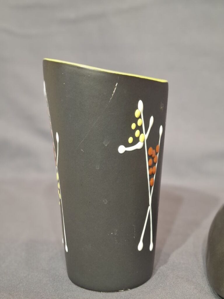 André BAUD (1903-1986) - Réunion d'un vase triangulaire en céramique à décor ab…
