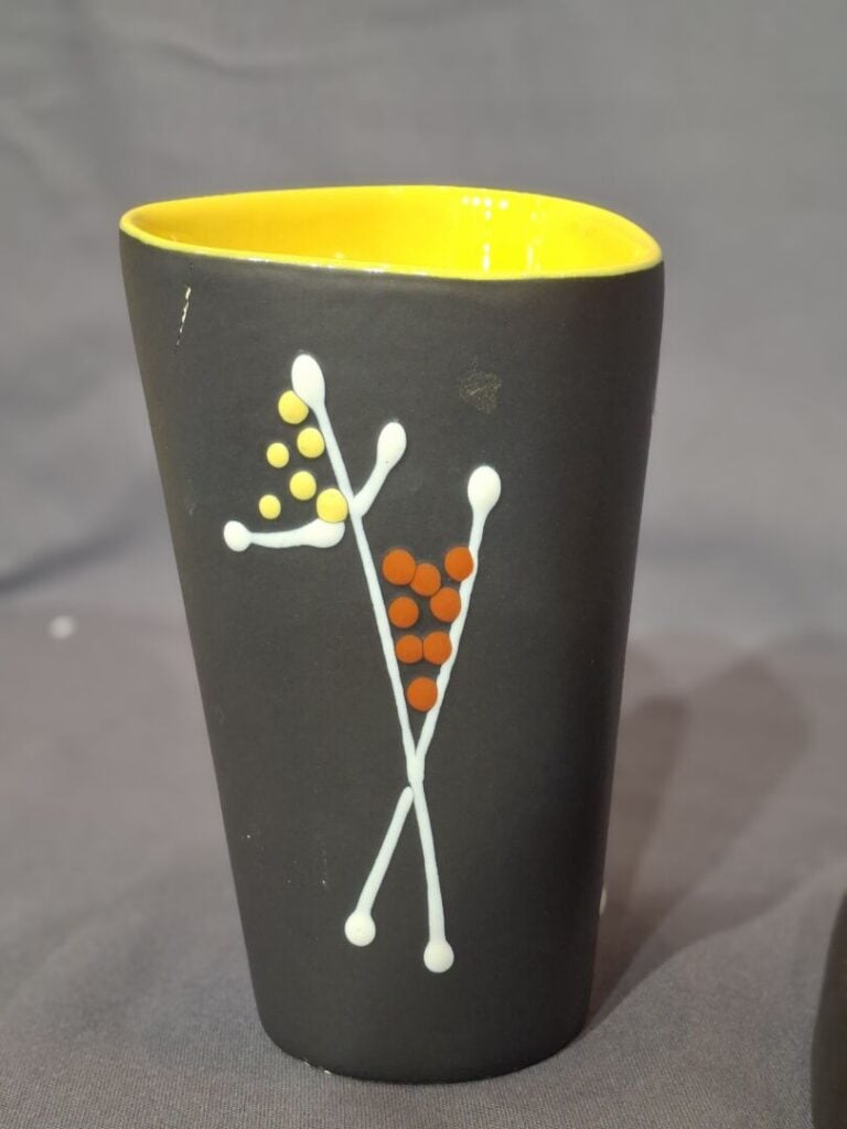 André BAUD (1903-1986) - Réunion d'un vase triangulaire en céramique à décor ab…