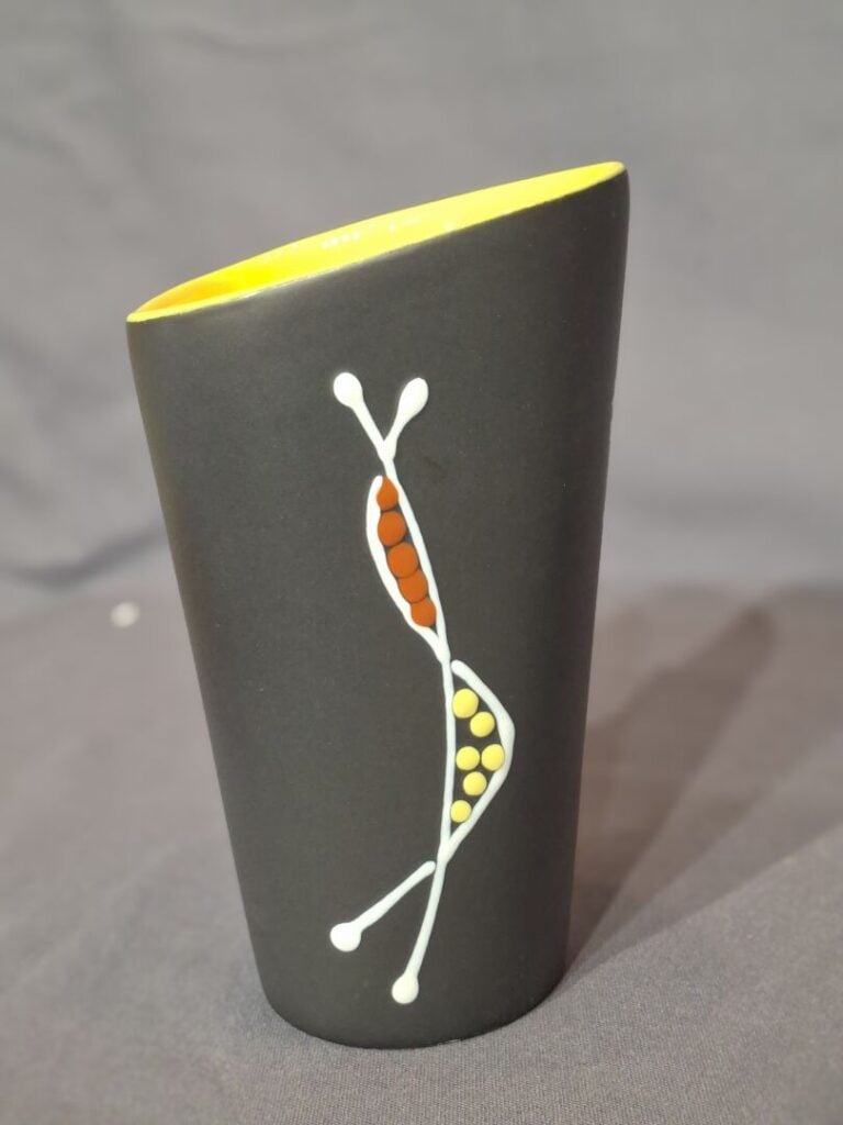 André BAUD (1903-1986) - Réunion d'un vase triangulaire en céramique à décor ab…