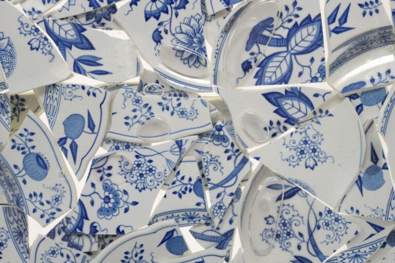 Armand Pierre FERNANDEZ dit ARMAN (1928-2005) - Inclusion d'assiettes en porcel…