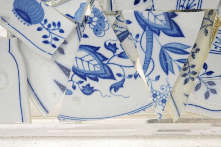 Armand Pierre FERNANDEZ dit ARMAN (1928-2005) - Inclusion d'assiettes en porcel…