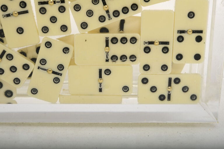 Armand Pierre FERNANDEZ dit ARMAN (1928-2005) - Inclusion de dominos dans du pl…