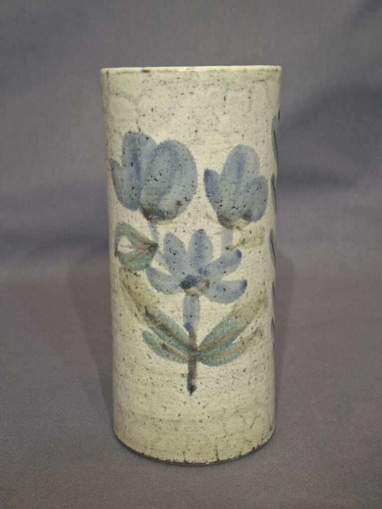 ATELIER LE MURIER, à VALLAURIS - Vase rouleau en céramique émaillée à décor d'o…