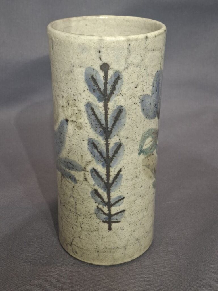ATELIER LE MURIER, à VALLAURIS - Vase rouleau en céramique émaillée à décor d'o…