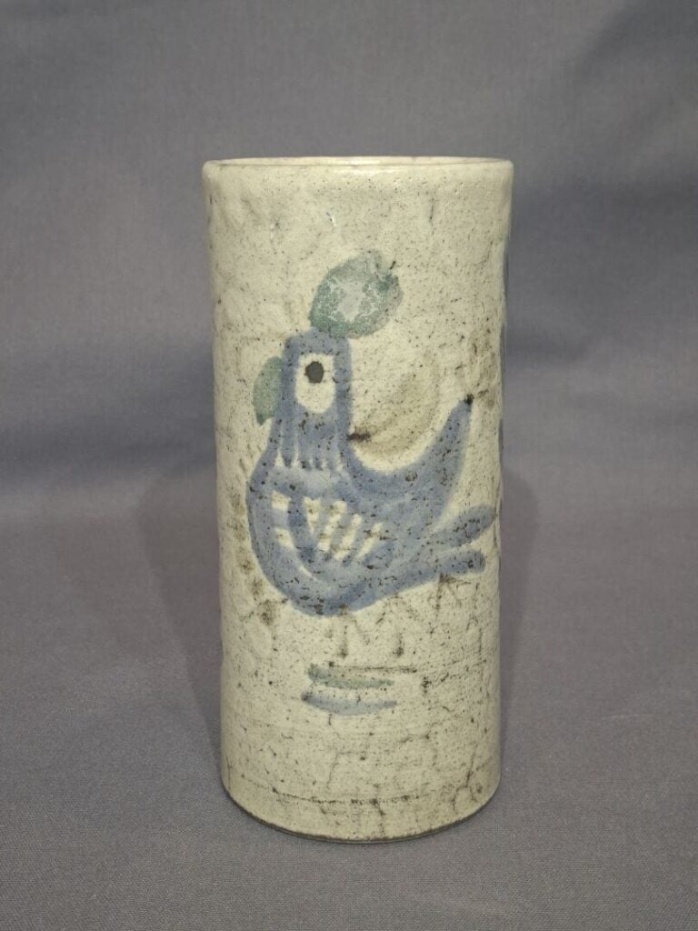 ATELIER LE MURIER, à VALLAURIS - Vase rouleau en céramique émaillée à décor d'o…