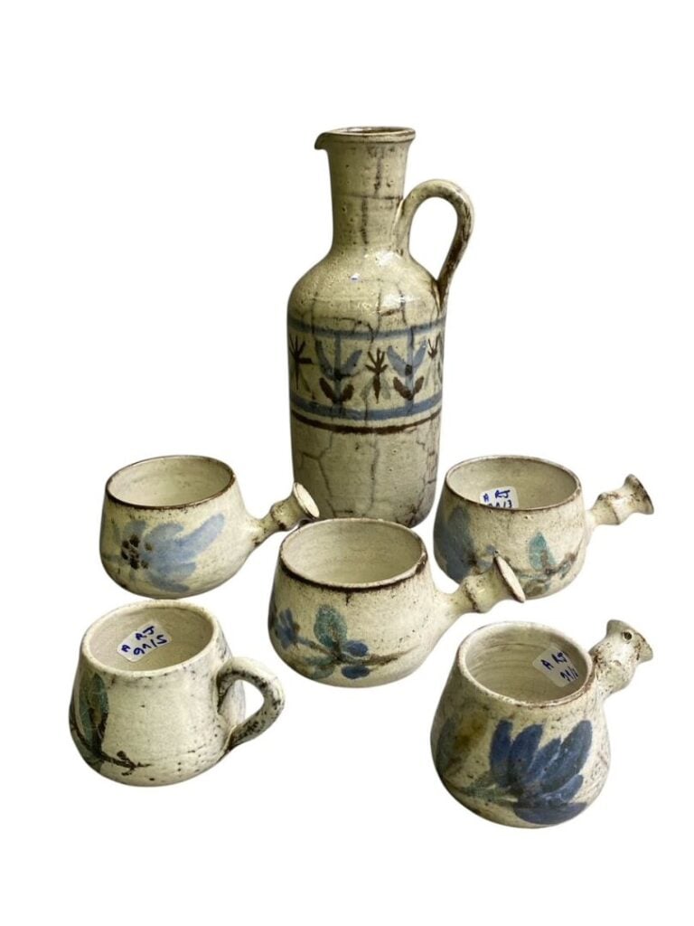 ATELIER LES MURIERS, VALLAURIS - Réunion d'un pichet et de 5 tasses en céramiqu…