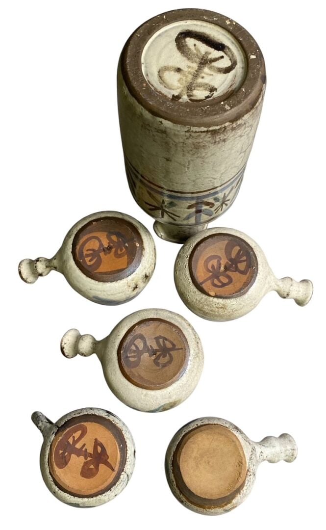 ATELIER LES MURIERS, VALLAURIS - Réunion d'un pichet et de 5 tasses en céramiqu…