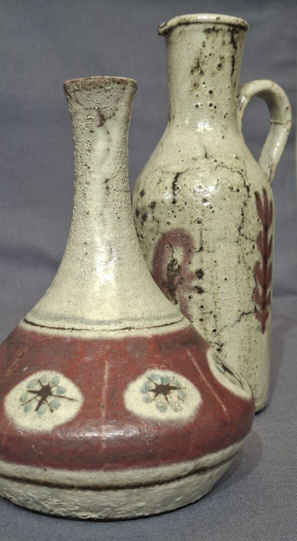 ATELIERS LE MURIER à VALLAURIS - Réunion d'un pichet et d'un vase piriforme en…