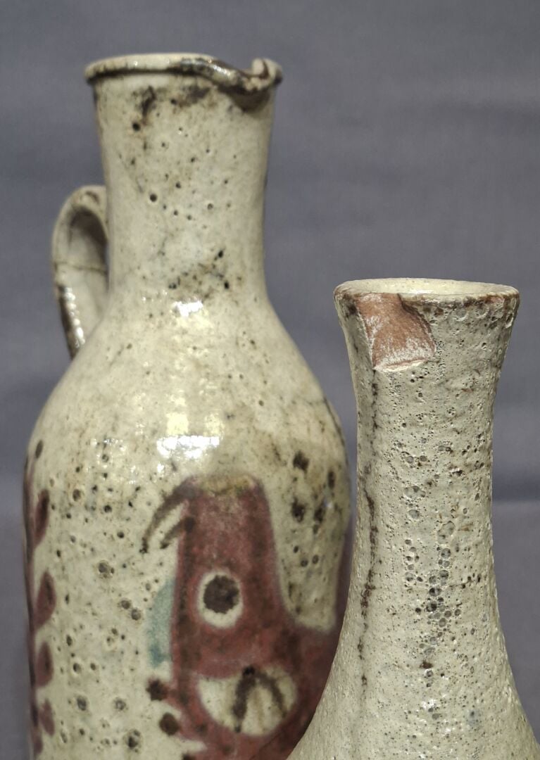 ATELIERS LE MURIER à VALLAURIS - Réunion d'un pichet et d'un vase piriforme en…