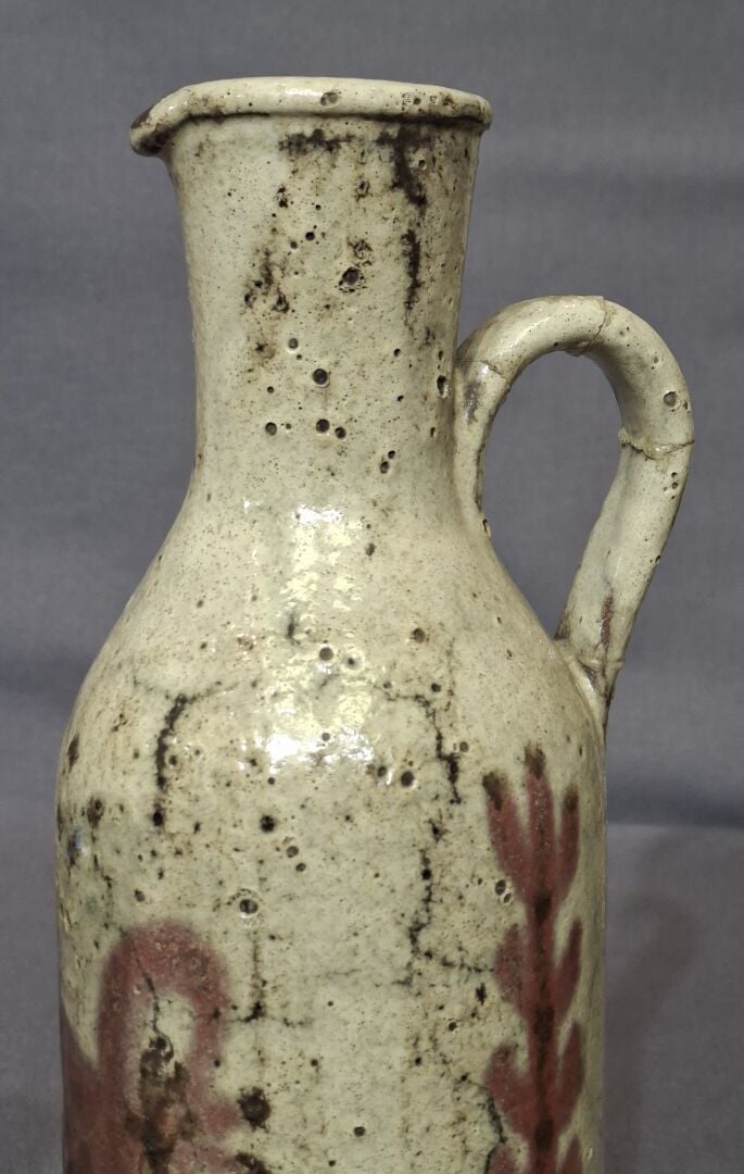 ATELIERS LE MURIER à VALLAURIS - Réunion d'un pichet et d'un vase piriforme en…