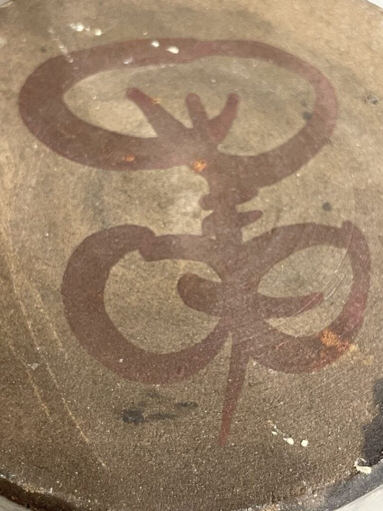 ATELIERS LES MURIERS, VALLAURIS - Pichet en terre cuite émaillée à motif d'oise…