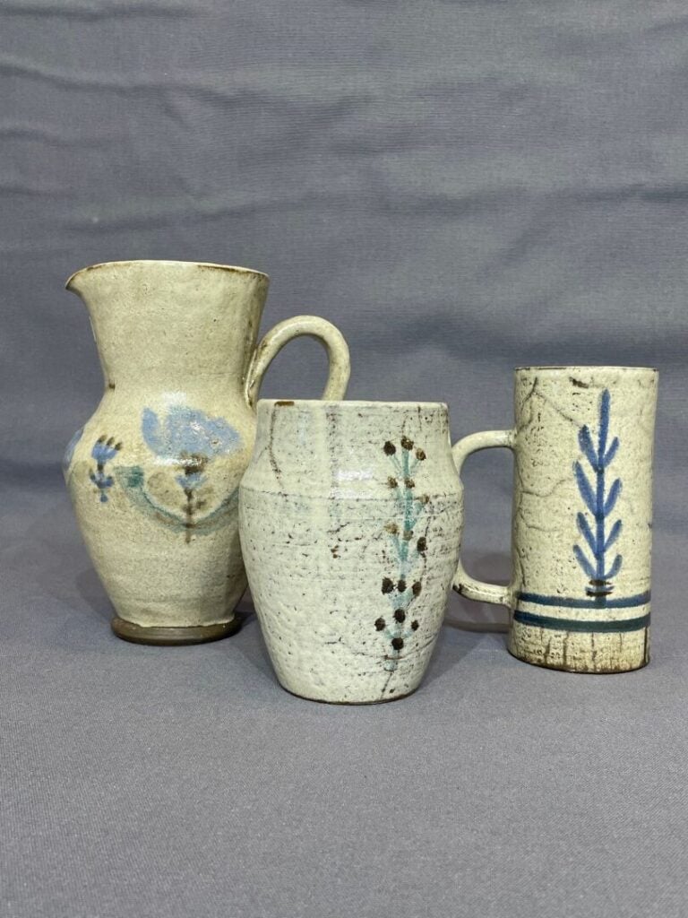 ATELIERS LES MURIERS, VALLAURIS - Réunion d'un pichet, d'un vase en céramique é…