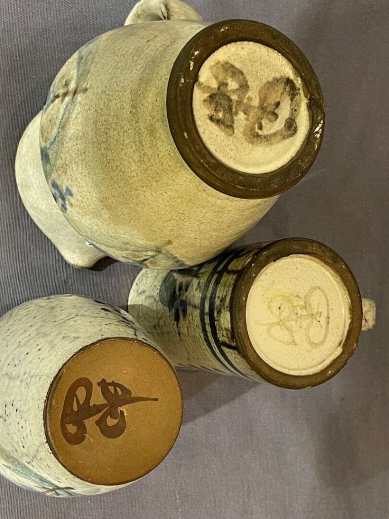 ATELIERS LES MURIERS, VALLAURIS - Réunion d'un pichet, d'un vase en céramique é…