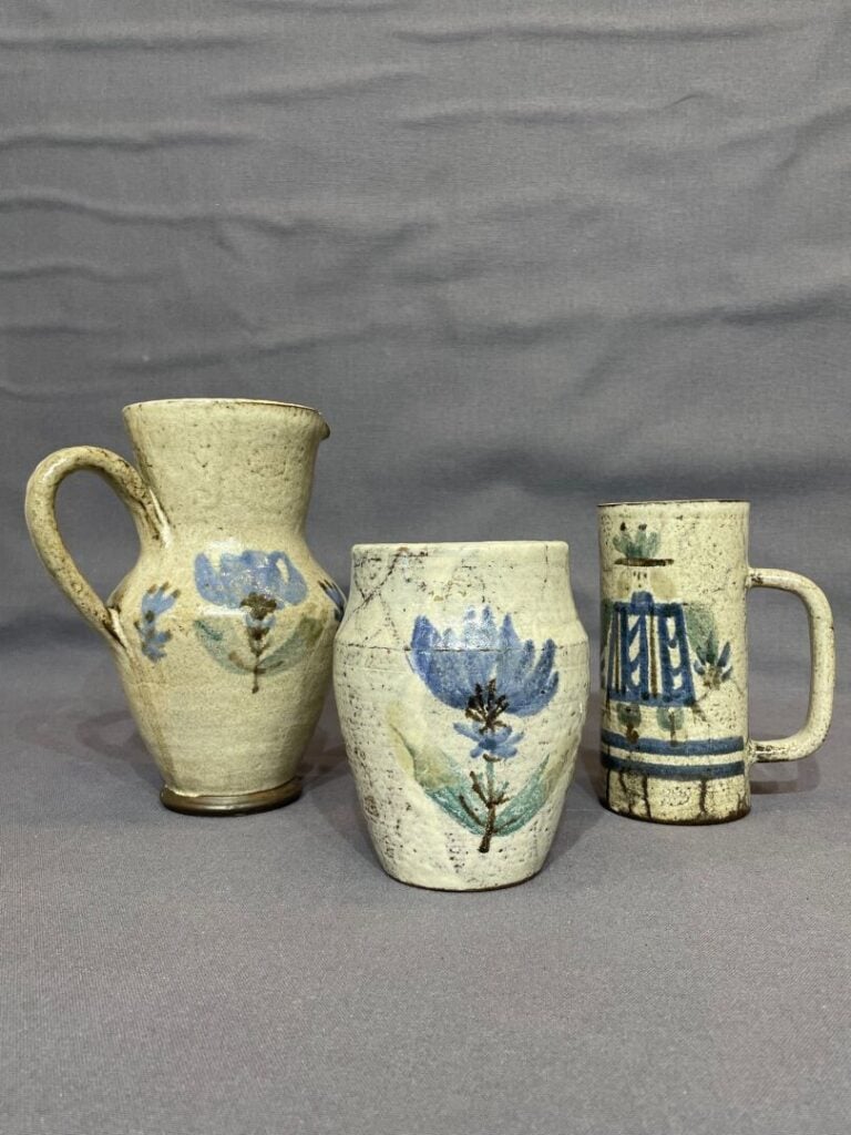 ATELIERS LES MURIERS, VALLAURIS - Réunion d'un pichet, d'un vase en céramique é…