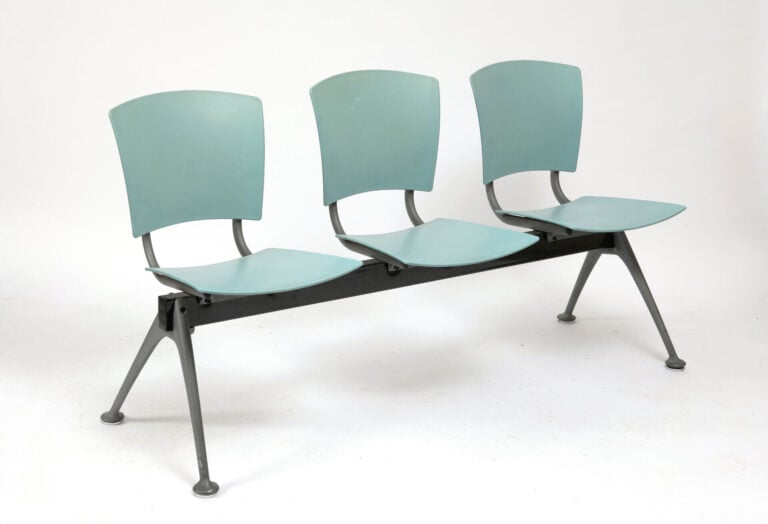 Banquette modulable modèle Eina à trois assises sur poutre en polypropylène ble…