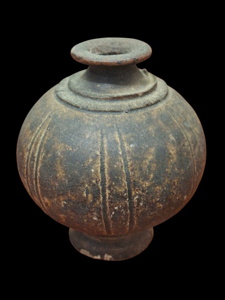 CAMBODGE, XVe-XVIe - Ensemble de céramiques noires rustiques comprenant : - - 3…