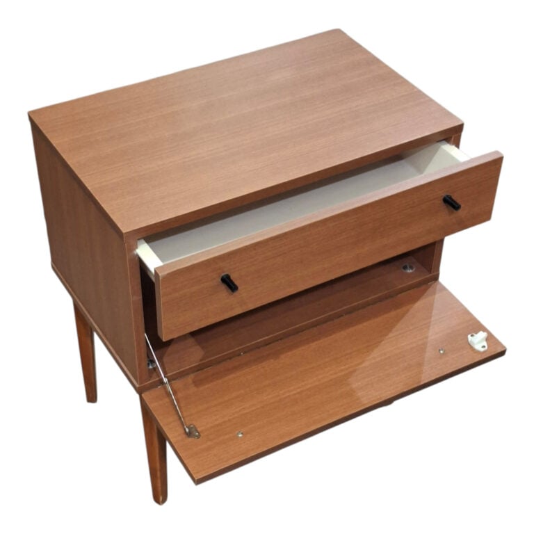 Chevet rectangulaire en bois verni et placage ouvrant à un tiroir surmontant un…