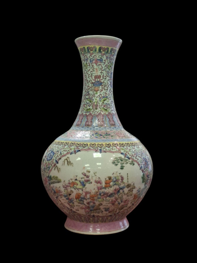 CHINE, 1ère moitié du XXe - Vase pansu / bouteille au long col - Porcelaine et…