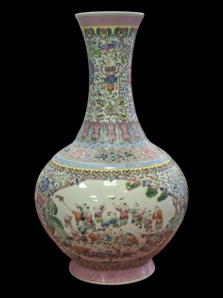 CHINE, 1ère moitié du XXe - Vase pansu / bouteille au long col - Porcelaine et…