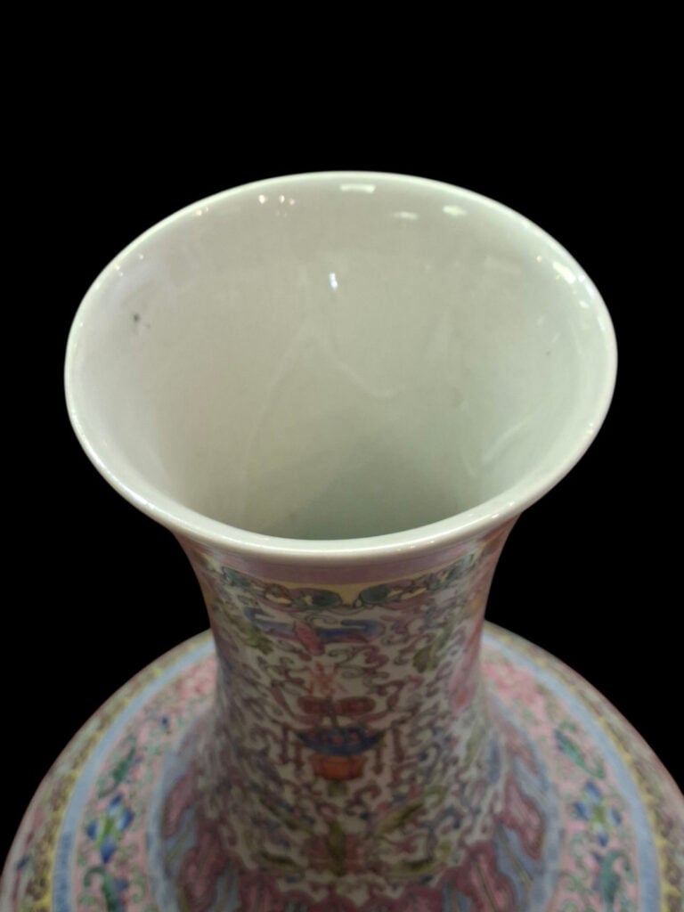 CHINE, 1ère moitié du XXe - Vase pansu / bouteille au long col - Porcelaine et…