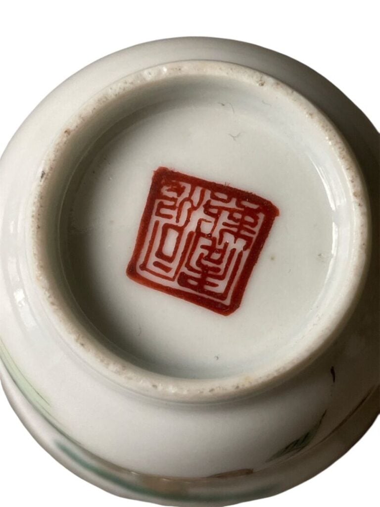 CHINE, 1ère République, famille rose - Sorbet à décor de daim tenant un lingzhi…
