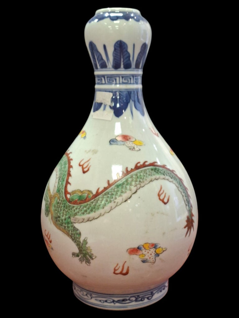 CHINE, 1ère République - Vase piriforme en porcelaine, émaux de la famille vert…