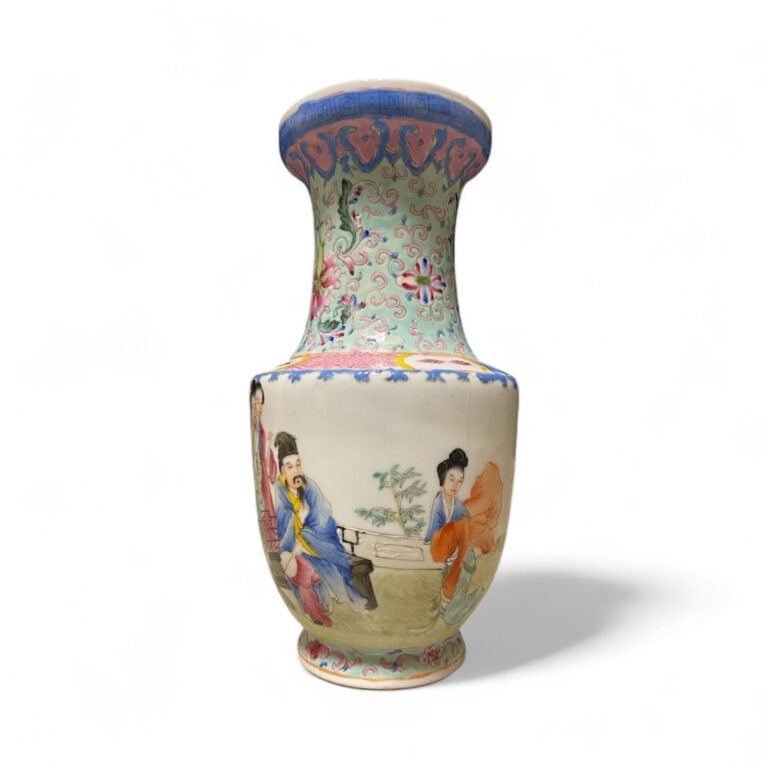 CHINE, 2nde moitié XXe - Vase balustre dans le goût de la famille rose, décor d…