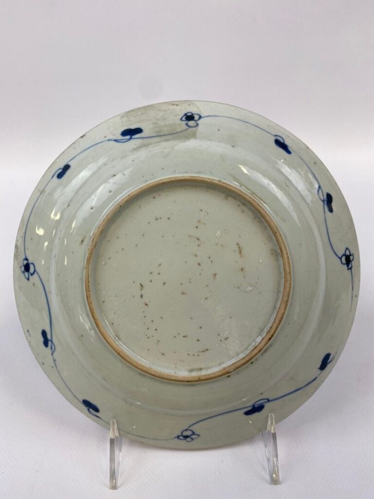 CHINE - Assiette kraak porcelaine, blanc et bleu, - D 21,5 cm - (Sauts d'émail)…