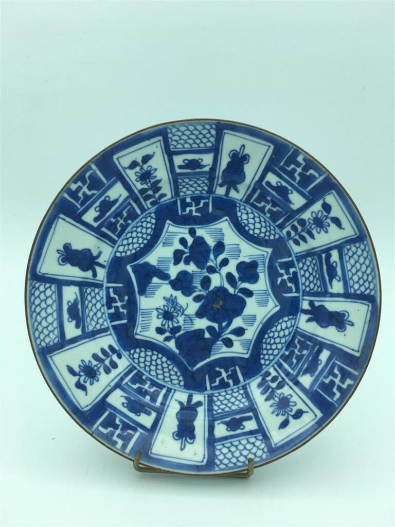 CHINE - Assiette kraak porcelaine, blanc et bleu, - D 21,5 cm - (Sauts d'émail)…